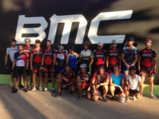 Begeisterte Radfahrer im Radverleih des BMC Pro Rent Mallorca Begeisterte Radfahrer im Radverleih des BMC Pro Rent Mallorca